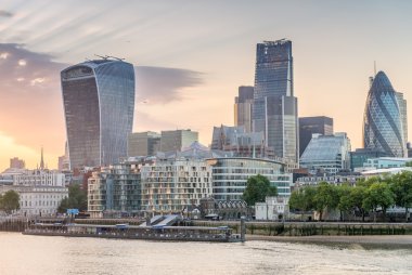 Londra. Thames Nehri boyunca şehir binalar