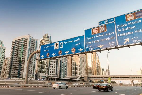 Уличные указатели и указатели в Дубае — стоковое фото