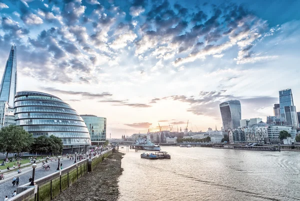 Londres. Prédios da cidade ao longo do rio Tâmisa — Fotografia de Stock