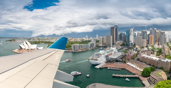 Flygplan som flyger över Sydney. Turism-konceptet — Stockfoto