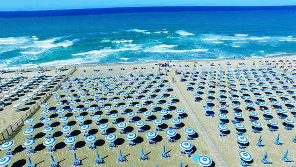 Пляжні парасольки та стільці на пляжі. Вид з повітряного птаха — стокове фото