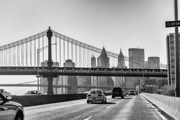 Brooklyn Bridge road i miasta panoramę, Nowy Jork — Zdjęcie stockowe