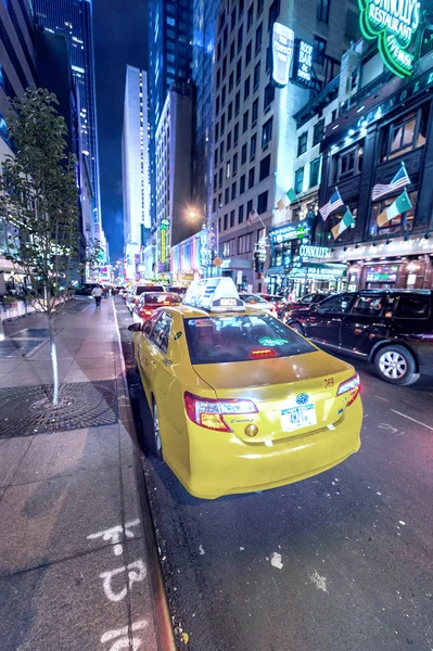 NUEVA YORK CITY - 20 DE SEPTIEMBRE DE 2015: Taxi cab along Manhattan str — Foto de Stock