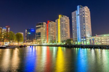 Rotterdam, Hollanda. Modern gece şehir manzarası