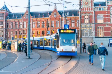 Amsterdam - 25 Nisan 2015: Şehir manzarası alacakaranlıkta. Amsterdam attr