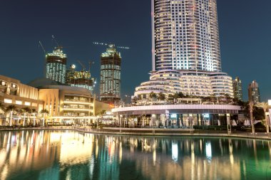 Dubai - 22 Kasım 2015: Dubai gökdelenler geceleri. Şehir 