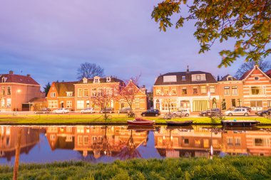 Alkmaar, Hollanda. Kanal üzerinden evlerin güzel gece görünümü