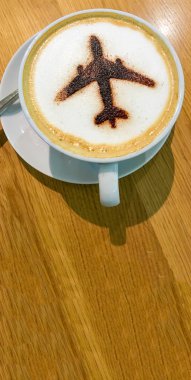 Fincan kahve köpük üzerinde uçak işareti olan. Boşaltmak