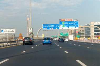 Dubai - 22 Ekim 2015: Şehir trafik güzel bir gün. Dubai