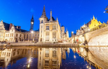 Gent, Belçika. Güzel Ortaçağ gece manzarası