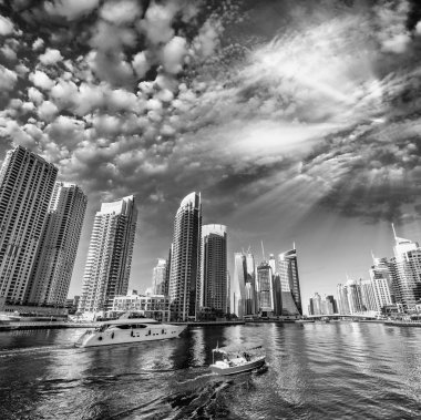 Dubai şehir silüetinin ve gökdelenler