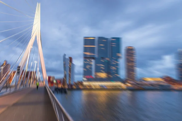 Niewyraźne noc widok w Rotterdam, Holandia — Zdjęcie stockowe