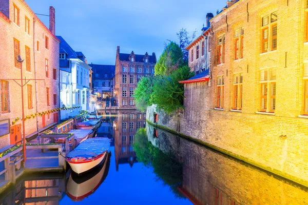 Brujas, Bélgica. Vista nocturna del canal de la ciudad y arquitecto medieval — Foto de Stock