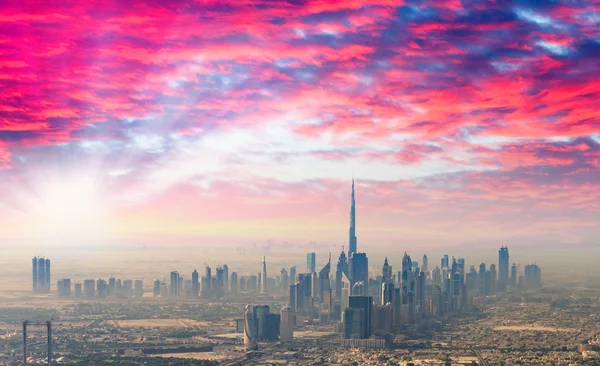 Puesta de sol sobre Dubai, horizonte aéreo —  Fotos de Stock