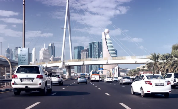 Dubai - október 22-én 2015-ig: Városi forgalom, egy szép napon. Dubai — Stock Fotó