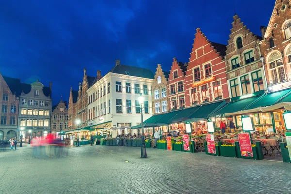 Brygge, Belgien - 21 mars 2015: Turister på gatan kaféer i Br — Stockfoto