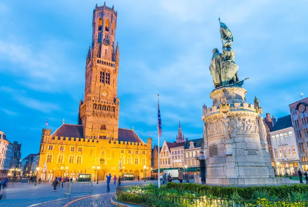 BRUGES, BÉLGICA - 21 de março de 2015: Turistas em Grote Markt (Marke — Fotografia de Stock