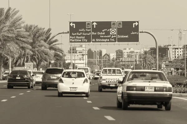 Dubai - oktober 23, 2015: Verkeer in Dubai. De stad lijdt voor — Stockfoto