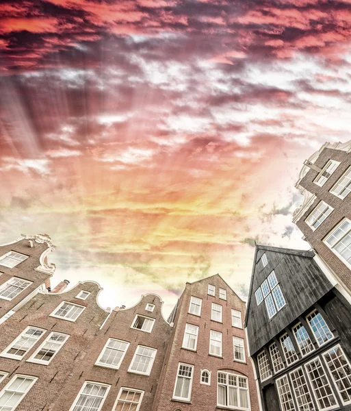 Amsterdam domy. Široký úhel pohledu z ulice — Stock fotografie