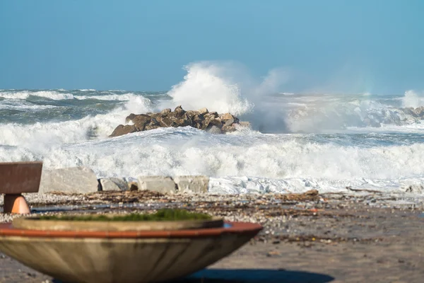 Deniz sahilinde fırtınalı dalgalar — Stok fotoğraf