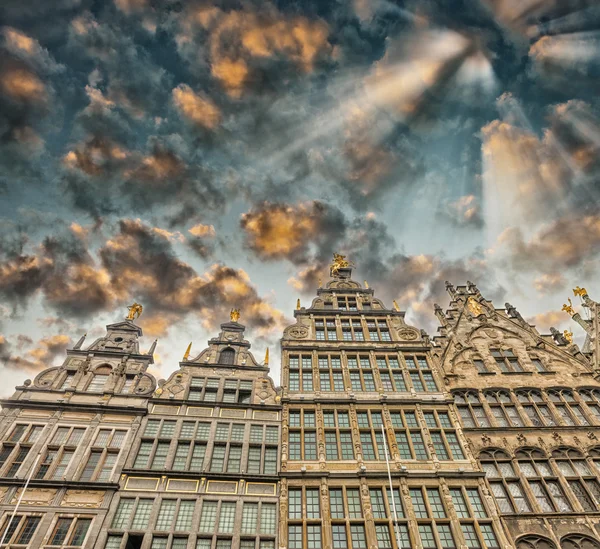 Case classiche di Anwerpen, Belgio. Vista sulla strada al tramonto — Foto Stock