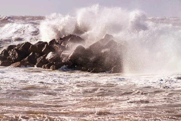 Fırtına dalgaları ile deniz manzarası görünümünü — Stok fotoğraf