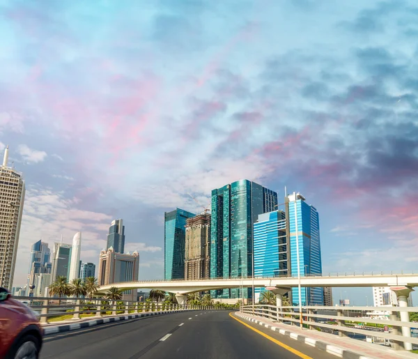 Водіння в Дубаї, ОАЕ — стокове фото