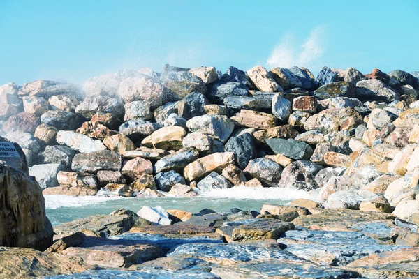 Onde tempestose sulla costa del mare — Foto Stock