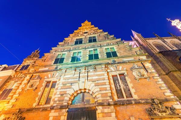 Arquitectura medieval de Alkmaar, vista nocturna — Foto de Stock