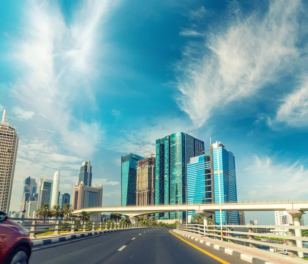 Вождение в Дубае, ОАЭ — стоковое фото