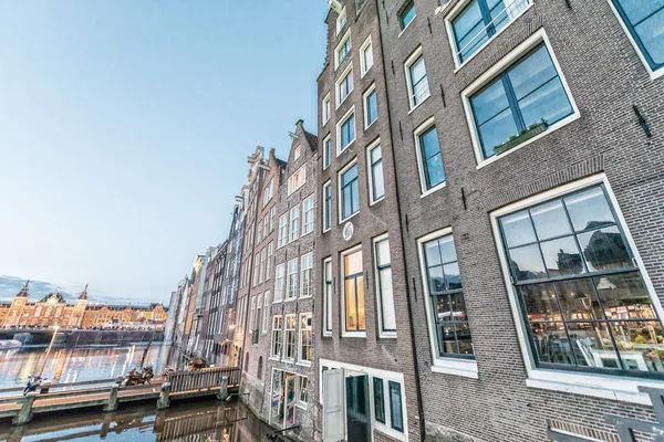 Maisons Amsterdam au-dessus du canal au crépuscule — Photo