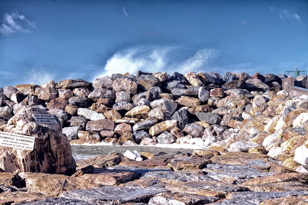 Bouřlivé vlny na pobřeží moře — Stock fotografie