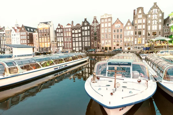 Amsterdam - 25 April 2015: De skyline van de stad in de schemering. Amsterdam attr — Stockfoto