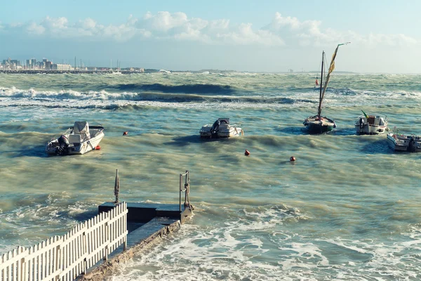 Fırtına dalgaları ile deniz manzarası görünümünü — Stok fotoğraf