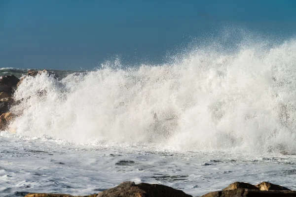 Veduta del mare tempestoso con onde — Foto Stock