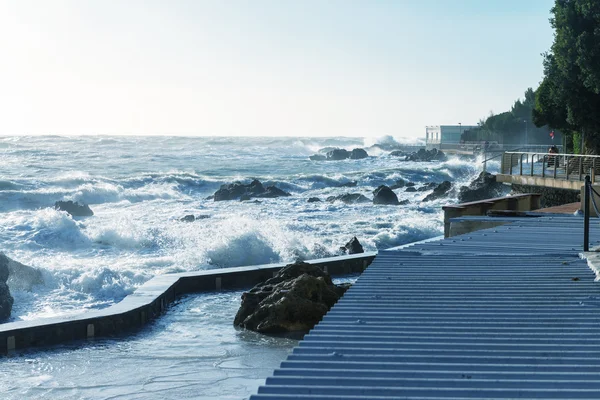 Deniz sahilinde fırtınalı dalgalar — Stok fotoğraf