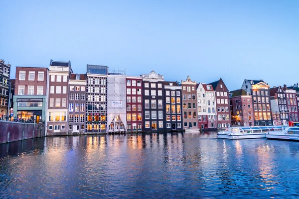 De skyline van Amsterdam in de schemering. — Stockfoto