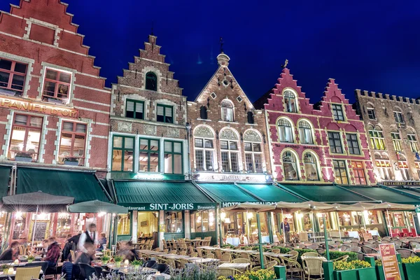 BRUGES, BELGIQUE - 21 MARS 2015 : Touristes à Grote Markt (Marke — Photo