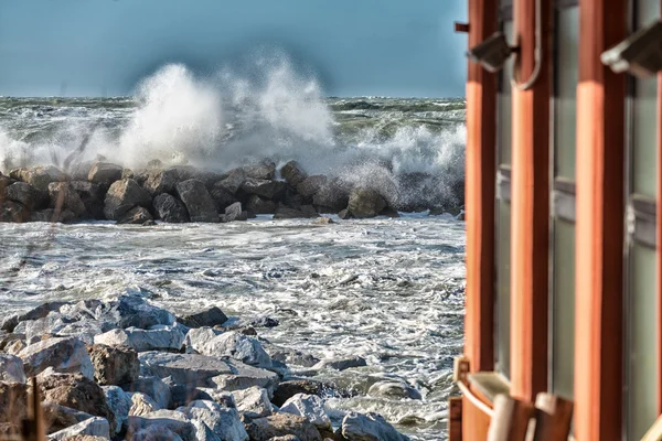 Bouřlivé vlny na pobřeží moře — Stock fotografie