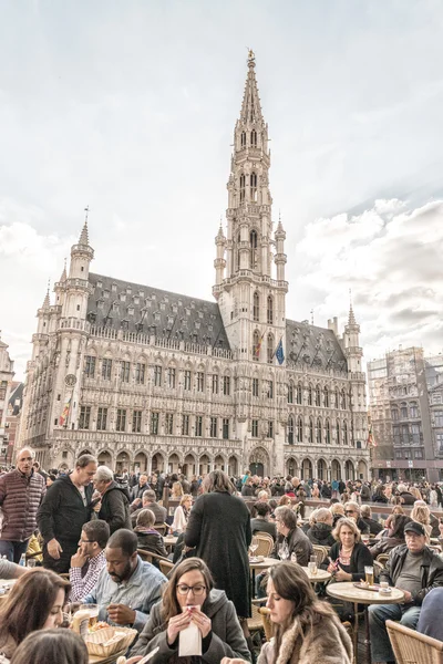 BRUSELAS - 1 DE MAYO DE 2015: Turistas en La Grand Place, plaza principal de la ciudad —  Fotos de Stock