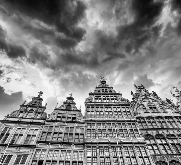 Casas típicas en la ciudad de Amberes, Bélgica — Foto de Stock