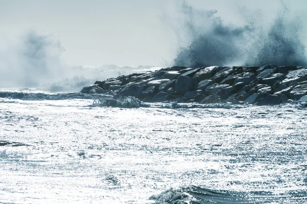 Ondas tempestuosas na costa do mar — Fotografia de Stock