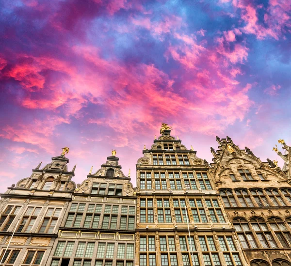 Casas clássicas de Anwerpen, Bélgica. Vista de rua ao entardecer — Fotografia de Stock