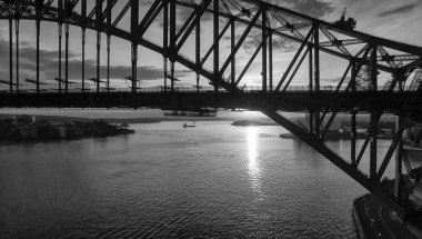 Sydney Harbour Bridge, siyah ve beyaz havadan görünümü
