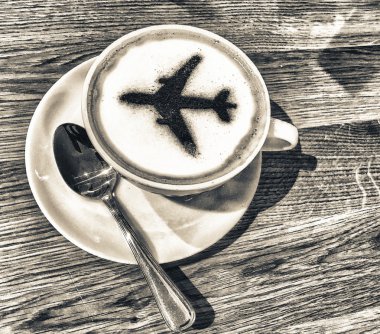 Havaalanı kahve Kupası. Espresso masada sıcak, yukarıdan görüntüleyin. Airp