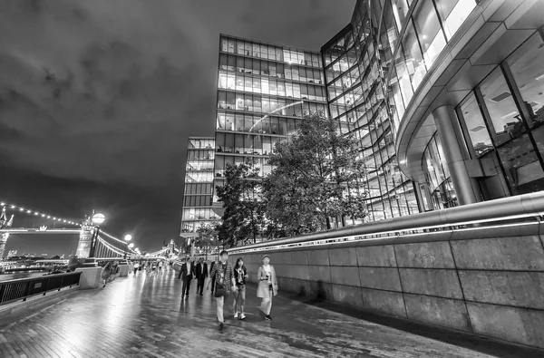 Caminhando ao longo do rio Tâmisa à noite, Londres — Fotografia de Stock