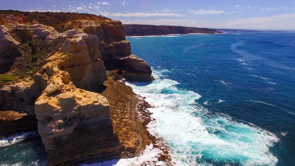 The Arch. Rock formation along Great Ocean Road, Australia. Aeri — Stock Photo, Image