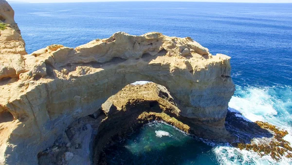 Ο σχηματισμός βράχου Αρχιεπισκόπου κατά μήκος του Great Ocean Road, Αυστραλία. Aeri — Φωτογραφία Αρχείου