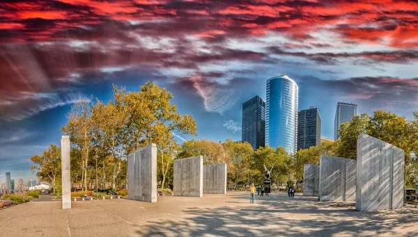 Battery Park bij zonsondergang. Gebouwen van New York — Stockfoto