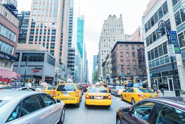 NEW YORK CITY - SEPTEMBER 12, 2015: Traffic jam in Manhattan. Tr — Stock Photo, Image